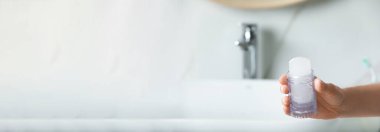Banyoda kristal alüminyum deodorant tutan kadın, mesaj için yeri olan yakın çekim manzarası. Pankart tasarımı