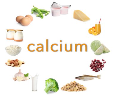 Beyaz arka planda kalsiyum içeren pek çok farklı taze ürün