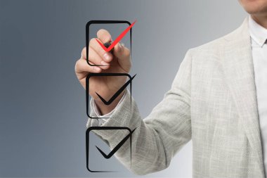 Sanal ekranda kırmızı işaretli kutuya bakan adam, yakın plan