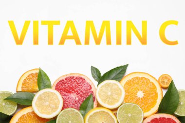 C vitamini kaynağı. Beyaz arka planda yeşil yapraklı taze sulu narenciye meyveleri.