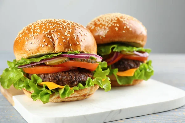 白い大理石のボード上のおいしいハンバーガー クローズアップ ファーストフード — ストック写真