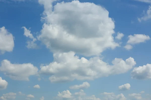 Piękny Widok Błękitnego Nieba Puszystymi Chmurami — Zdjęcie stockowe