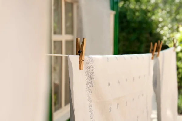 Mencuci Garis Dengan Binatu Bersih Dan Clothespins Luar Ruangan — Stok Foto