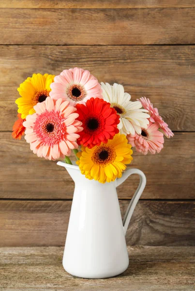 Bukiet Pięknych Kolorowych Gerbery Kwiaty Wazonie Drewnianym Stole — Zdjęcie stockowe