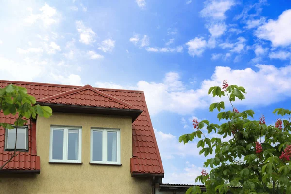 Schönes Haus Mit Rotem Dach Vor Blauem Himmel — Stockfoto