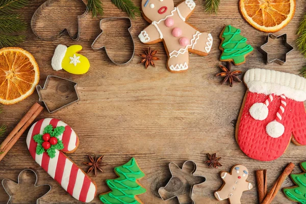 Пласка Композиція Різдвяним Печивом Різаками Печива Дерев Яному Столі Простір — стокове фото