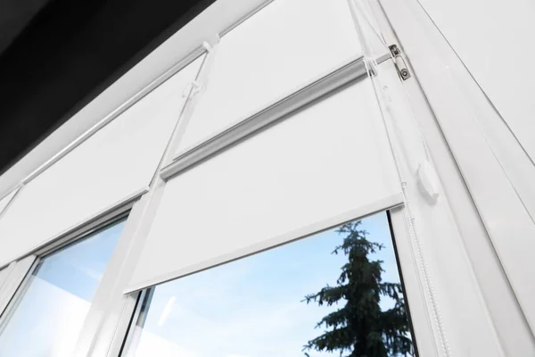 Вікно Білими Жалюзі Приміщенні Низький Кут Огляду — стокове фото