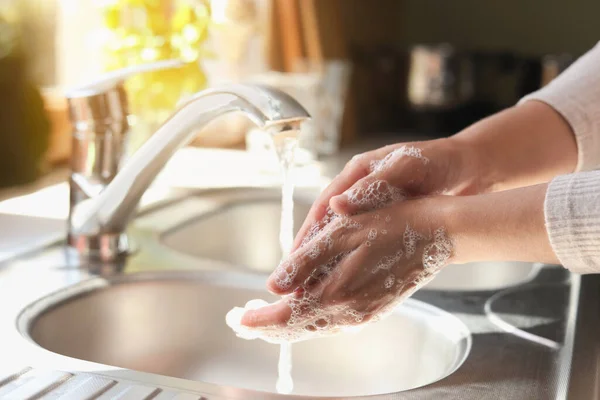 Mujer Lavándose Las Manos Cocina Vista Cerca —  Fotos de Stock