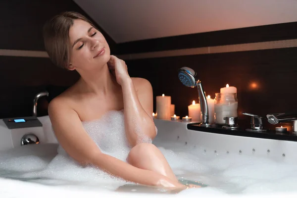 Mulher Bonita Tomando Banho Espuma Dentro Casa Ambiente Romântico — Fotografia de Stock