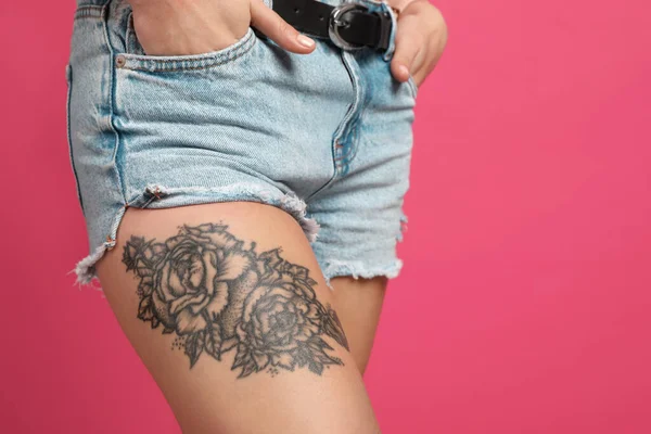 ピンクを背景に足にタトゥーのある女性 クローズアップ テキストのスペース — ストック写真