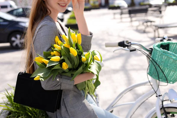 Teenagermädchen Mit Fahrrad Und Strauß Gelber Tulpen Auf Der Stadtstraße — Stockfoto