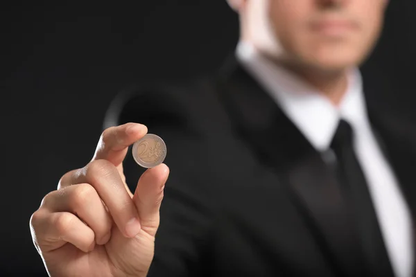 Empresario Sosteniendo Moneda Sobre Fondo Negro Primer Plano Espacio Para — Foto de Stock