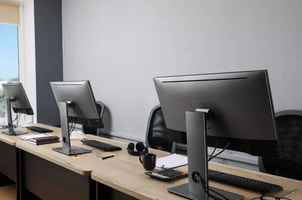 Interior Escritório Aberto Lugares Trabalho Modernos Com Computadores Perto Parede — Fotografia de Stock