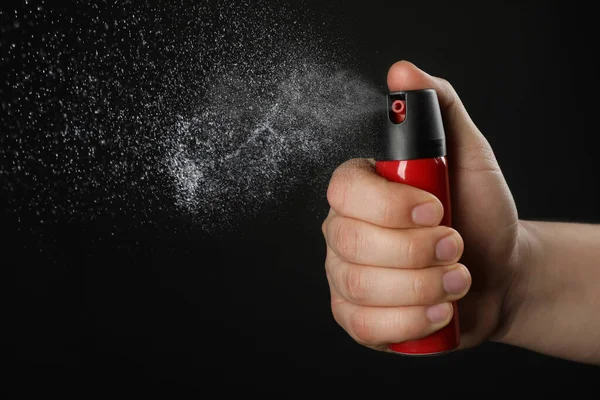 Homem Usando Spray Pimenta Fundo Preto Close — Fotografia de Stock