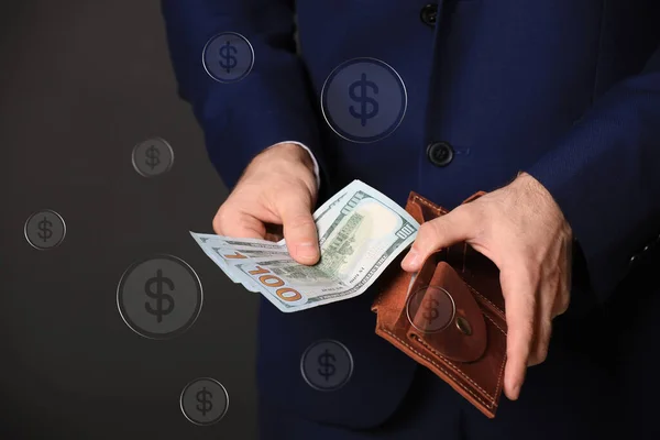 Zakenman Met Portemonnee Dollarbiljetten Donkere Achtergrond Close — Stockfoto