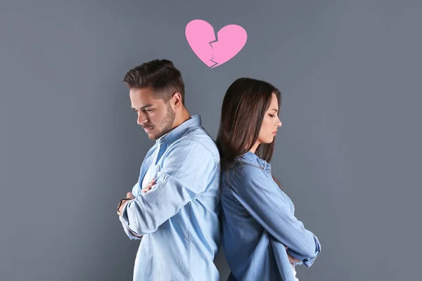 若いカップルを動揺させ 灰色の背景に壊れた心のイラスト 関係の問題 — ストック写真