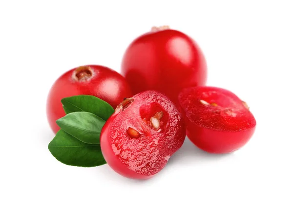 Merah Segar Matang Cranberry Dan Daun Hijau Pada Latar Belakang — Stok Foto