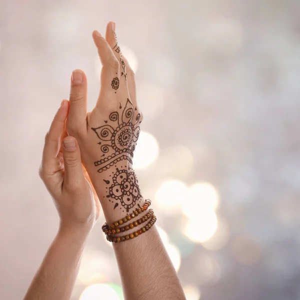 Woman Henna Tattoo Hand Blurred Lights Bokeh Effect — Stock Photo, Image