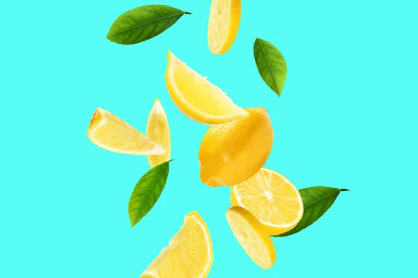 Свіжі Стиглі Лимони Зелене Листя Блакитному Фоні — стокове фото