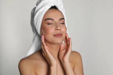 Kafasında havluyla arka planda güzel bir kadın.