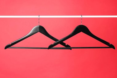 Boş siyah elbiseler metal parmaklıklara asılıyor.