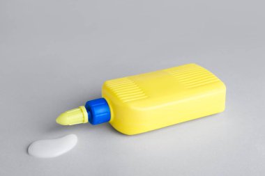 Gri arka planda şişe ve tutkal lekesi