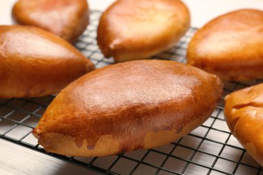 Soğutma rafında bir sürü lezzetli köfte, yakın plan.