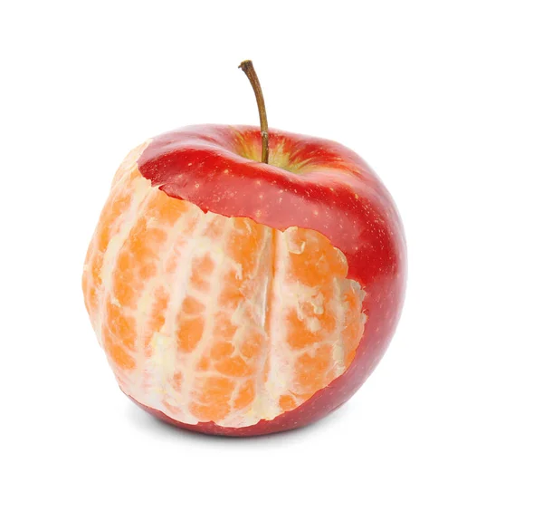 Geneticky Modifikované Jablko Mandarinkou Bílém Pozadí — Stock fotografie