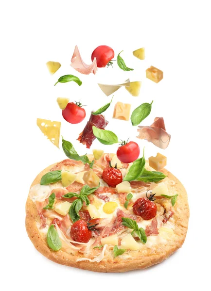 Deliziosa Pizza Ingredienti Volanti Sfondo Bianco — Foto Stock
