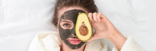 Giovane Donna Con Maschera Facciale Avocado Sdraiato Sul Letto Vista — Foto Stock