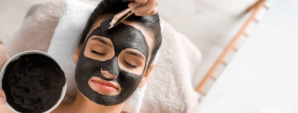 Kosmetolog Menerapkan Topeng Hitam Wajah Wanita Spa Salon Tampilan Atas — Stok Foto
