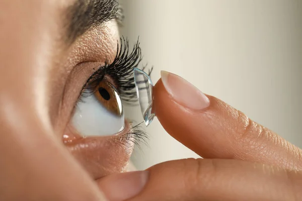 Jonge Vrouw Zetten Contact Lens Haar Oog Grijze Achtergrond Close — Stockfoto