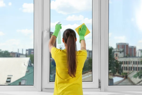 Vidro Janela Limpeza Mulher Com Pano Esponja Spray Dentro Casa — Fotografia de Stock