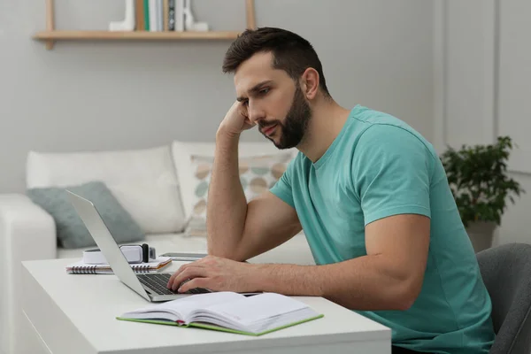 Online Test Man Studying Laptop Home — Fotografia de Stock