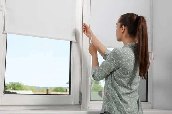 Mujer Abriendo Persiana Blanca Ventana Interior — Foto de Stock