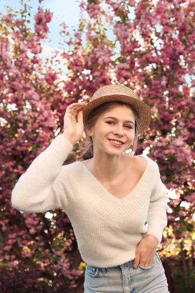 Hermosa Adolescente Con Sombrero Cerca Del Árbol Flor Primavera —  Fotos de Stock