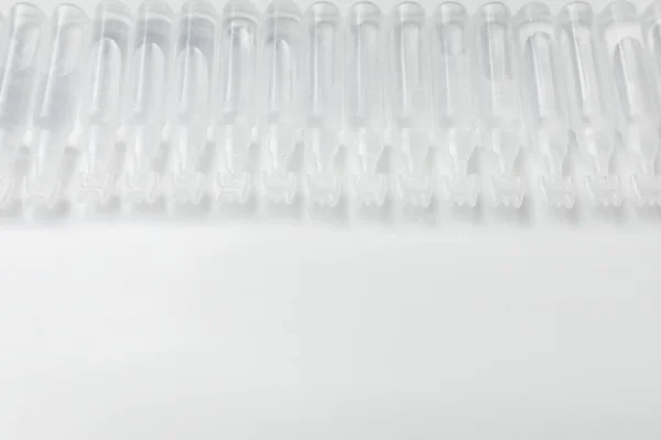 白い背景に滅菌等方性海水溶液の単回投与アンプル テキストのスペース — ストック写真