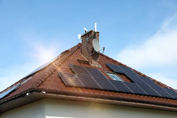 Casa Con Paneles Solares Instalados Azotea Energía Alternativa — Foto de Stock