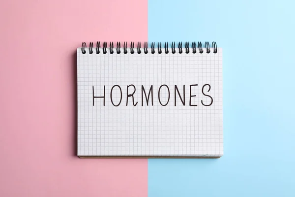 Notitieboek Met Woord Hormonen Kleur Achtergrond Bovenaanzicht — Stockfoto