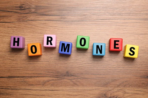 Word Hormonen Gemaakt Van Kleurrijke Blokjes Met Letters Houten Tafel — Stockfoto