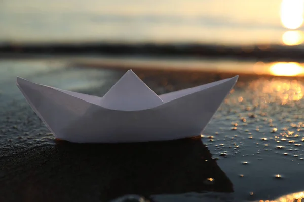 Лодка Белой Бумаги Мокром Песке Моря Закате — стоковое фото