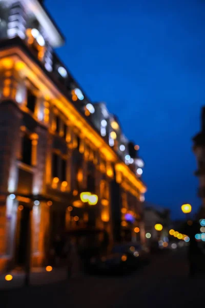 Niewyraźny Widok Piękny Pejzaż Miejski Świecącymi Latarniami Ulicznymi Oświetlonym Budynkiem — Zdjęcie stockowe