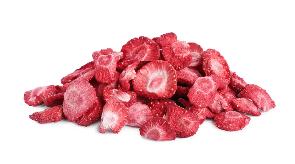 白底冻干草莓成堆 — 图库照片