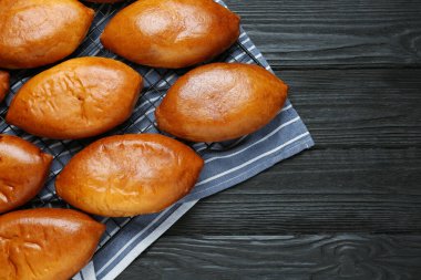 Siyah ahşap masada nefis fırınlanmış köfteler. Metin için boşluk