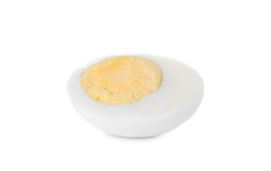 Kaynamış yumurtanın yarısı beyaza izole edilmiş.