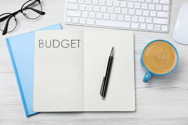 Notitieboek Met Woord Budget Computer Toetsenbord Kop Koffie Wit Houten — Stockfoto