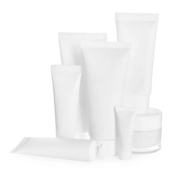 Beyaz arka planda boş tüpler ve kozmetik ürünler