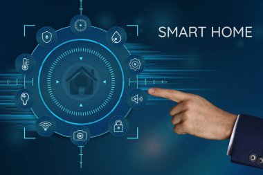 Mavi arkaplanda Smart Home arayüzü olan dijital ekran kullanan adam, kapat