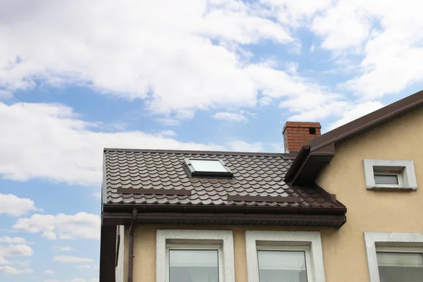 Schönes Haus Mit Farbdach Vor Blauem Himmel Blick Den Niedrigen — Stockfoto