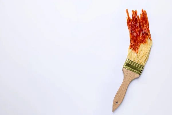 Pintura Pincel Con Espaguetis Sumergidos Ketchup Sobre Fondo Blanco Vista — Foto de Stock